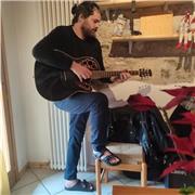 Maestro di chitarra offre lezioni di chitarra classica jazz e fusion. Trentennale esperienza ( Online & Presenziale )